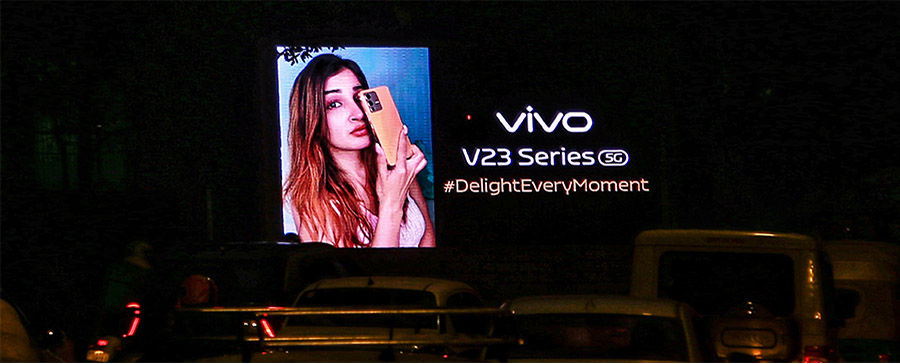 A Vivo v23 DOOH campaign billboard.